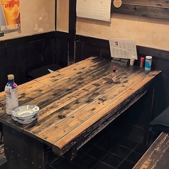 2名様～5名様までご利用いただける半個室のお席は、優しい灯りが包みプライベート感を大切にした空間となっております。会話や料理に集中でき、落ち着いた雰囲気の中でゆったりとお過ごしいただけます。老舗居酒屋ならではの温かいおもてなしと居心地の良さが感じられ、少人数でのご宴会やお食事会におすすめです。