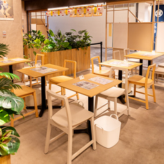 【木の温もり溢れるテーブル席】明るく開放的な店内には2名席を5卓ご用意!人数に合わせてレイアウト自由なので、少人数でのサク飲みはもちろん、テーブルを繋げてのグループ宴会にもぴったりです★お得な飲み放題付きコースも充実!手仕込みおばんざいを囲んで、ワイワイ賑やかな時間を気軽にお楽しみください!