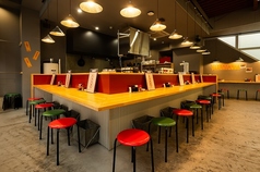 【立ち飲みカウンター】立ち飲みでのご案内なので、お一人様でのご利用や、サク飲みにピッタリ！気軽に鶏焼売とお酒でカンパイできます★おすすめはもちろんメインの鶏焼売ですが、牛すじ豆腐もお酒のあてに最適です。