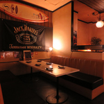 落ち着いた照明が心地よいカジュアルでおしゃれな店内は女子会や友人との飲み会にぴったりな空間です