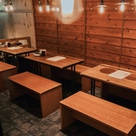 名物料理で盛り上がる宴会を