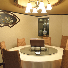 4名～10名様でご利用いただける完全個室もございます。周りに気兼ねなく、料理や会話をお楽しみいただけるので、家族や友人とのお食事や女子会、接待などにもオススメです。