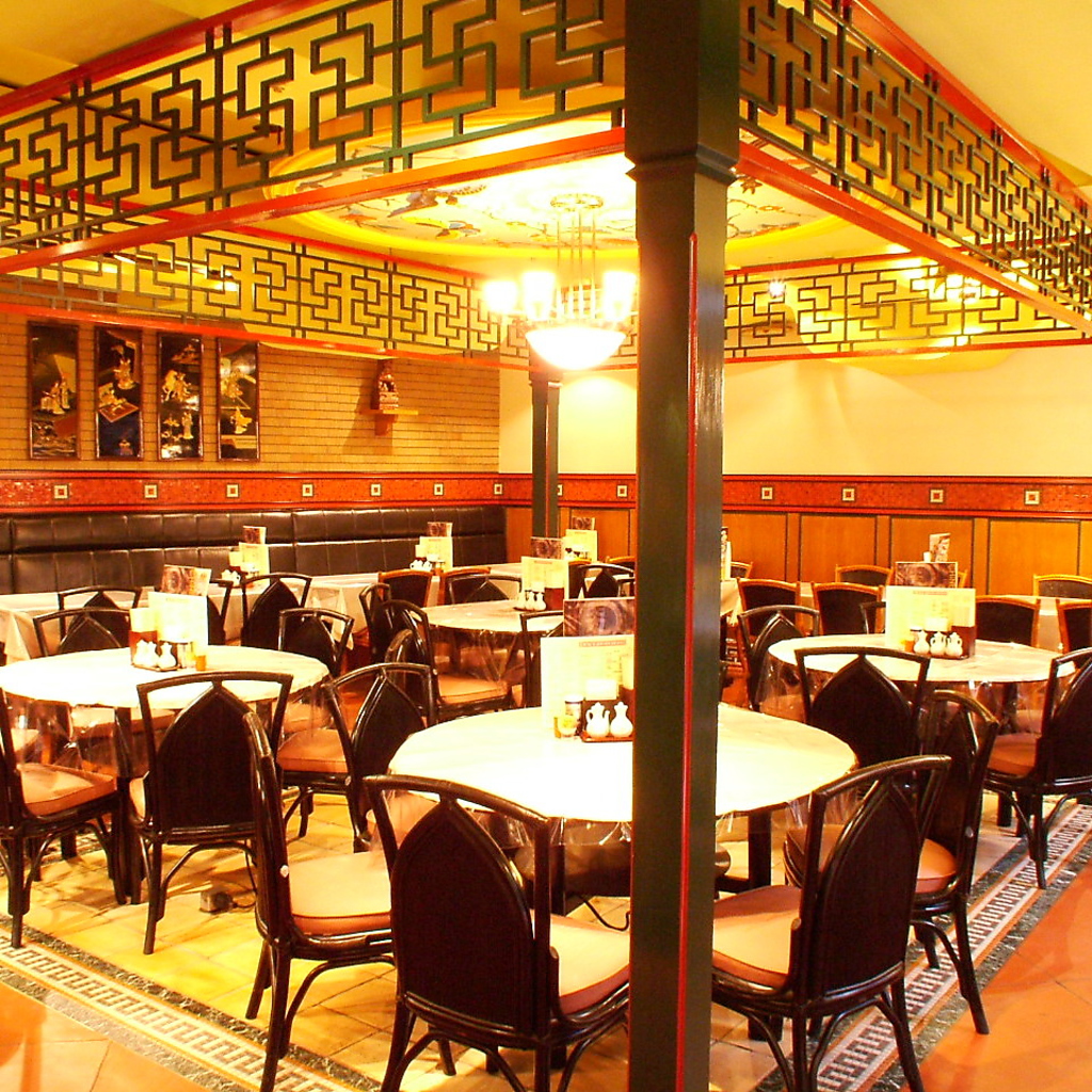 入り口を入るとすぐに広がる開放的な店内。大型宴会にも！