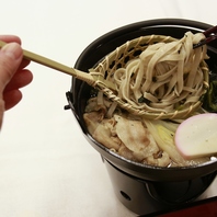 伊豆では珍しい「平打ち麺のとうじそば」が楽しめる