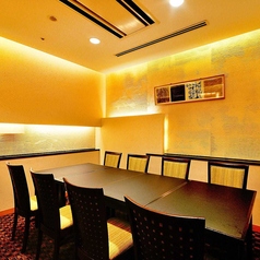 格子窓のある落ち着いた和空間の椅子個室。店舗入り口そばで車椅子やベビーカーでもご利用いただきやすいお部屋です。接待や商談にもどうぞ。1室5500円(税込)※4名様以上で下記お料理ご注文の際は個室料がサービス土日祝7,260円～／平日昼3,630円～ / 平日夜5,500円～（税込）