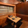 木の温もりに包まれた落ち着いた2名席は、ゆっくり会話を楽しみたい方にぴったりの空間。程よい距離感と柔らかな照明が心地よく、デートはもちろん、友人との食事や仕事帰りの一杯にも最適です。瀬戸内の海鮮や炭火焼き鳥を味わいながら、くつろぎの時間をお過ごしください。