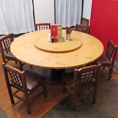 THE中華!円卓テーブル席は皆様でお食事をお楽しみいただけます♪ご家族でのお食事や会社の飲み会など各種宴会利用にもオススメ◎ご宴会にぴったりのコースメニューもご用意しています♪お気軽にご利用ください!