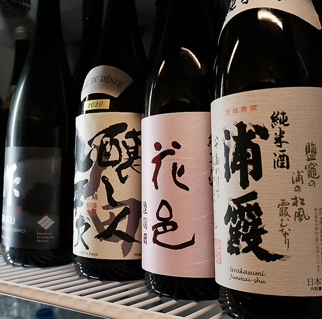お料理に合う焼酎や日本酒を種類豊富に取り揃えております。迷った際にはお気軽にお声がけ下さい。