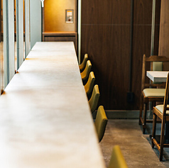  お一人様でも気兼ねなく、ワインと料理のマリアージュを心ゆくまで堪能いただけます。旬の食材を使った一皿一皿に感動すること間違いなし★