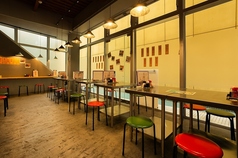 【テーブル席】デートや気の置けない友人との飲み会、女子会、会社宴会など様々なシーンでご利用できるお席です。テーブルを繋げれば大人数様でのご利用もできますので、まずはお気軽にご相談・ご連絡下さい♪