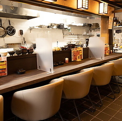 友人とのお食事やデートに最適なカウンター席は6席完備しております。おひとり様もお気軽にお座りいただけるお席です。
