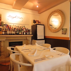 テーブル席は2名席にも分割可能です。