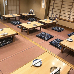 【座敷席】2名様からご利用できるお座敷席は、人数に合わせてお席を組み合わせることも可能なため、友人との飲み会やご夫妻または大切な方のおもてなしなど様々なシーンでのご利用に最適です。