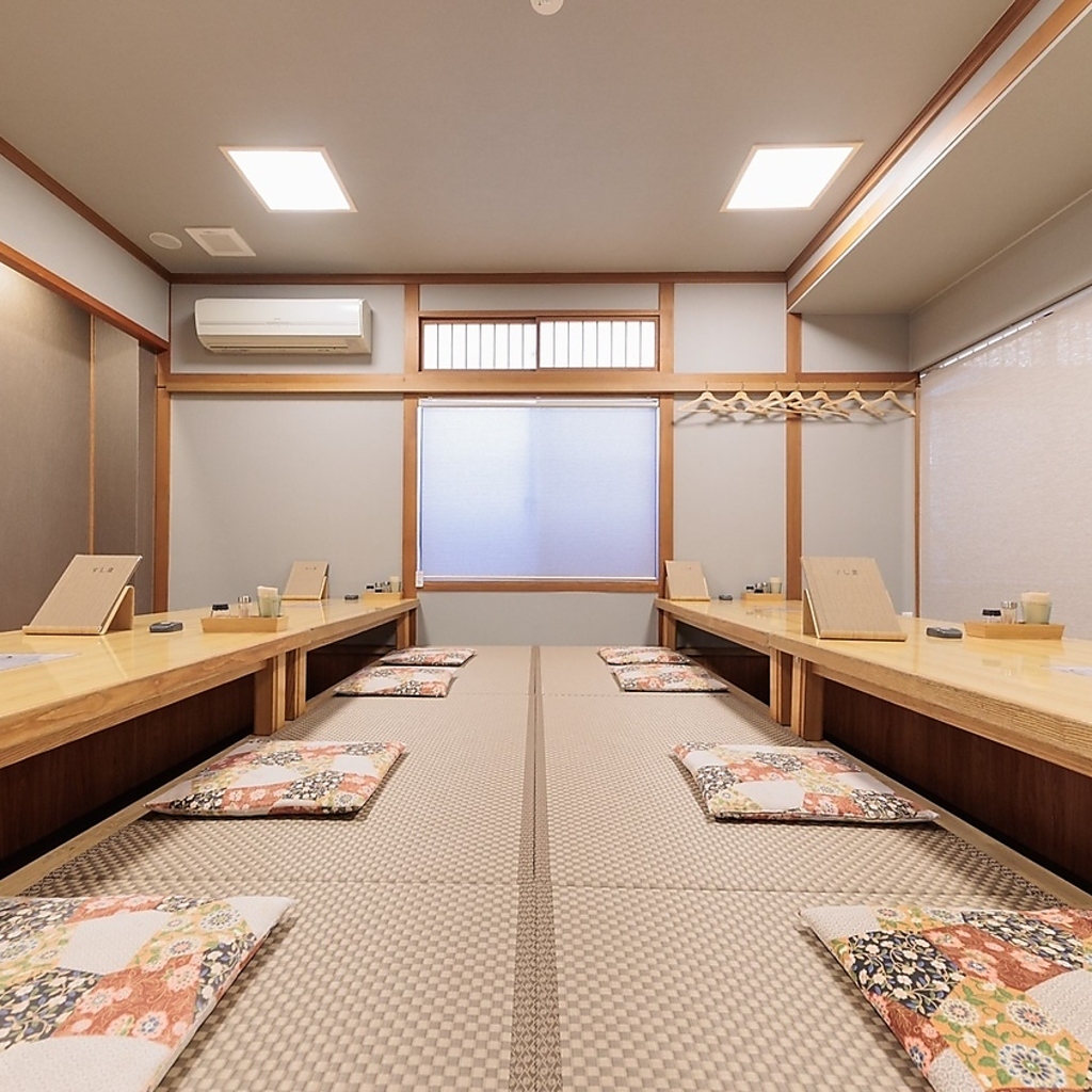 総席数140席。20名様以上でもご利用可能な大部屋をご用意しております。会社宴会等におすすめです。