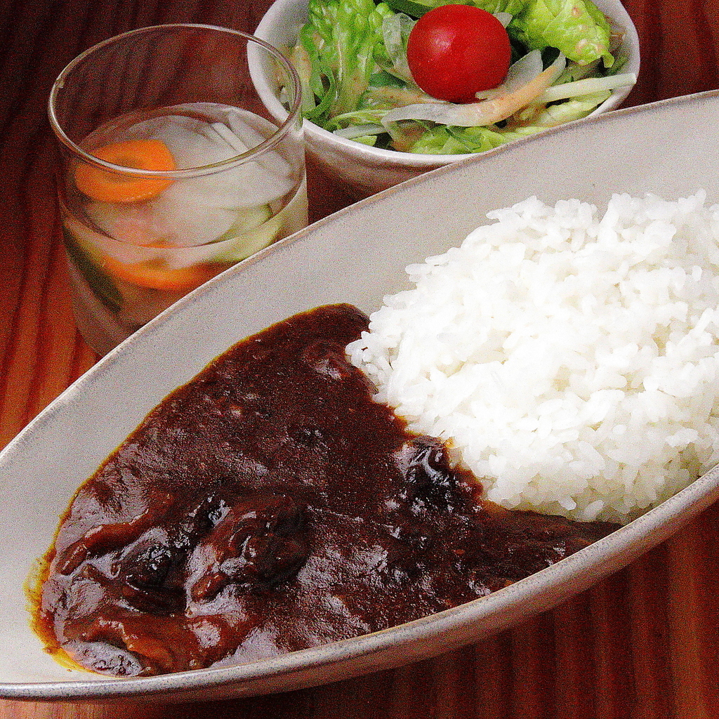 平日のランチタイムは限定のこだわりカレーをいかがでしょうか！じっくり煮込んだ牛すじカレーは絶品