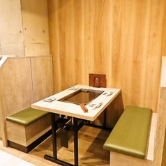 【おひとり様も大歓迎】1名様～ご利用可能なBOX席をご用意！もんじゃとお好み焼きは、スタッフが目の前で基本焼きます！プロのスタッフが美味しく作りますので、初めての人も安心してご利用いただけます！作り方も丁寧に説明いたしますので、おかわりはご自身で焼くことも楽しめちゃいます！