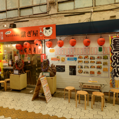 【お店の外のテーブル席】開放感抜群なお席です。店前のシーサーや街並みを眺めながらのご飲食は普段と違う趣があります◎時間ごとに移りゆく光景をお楽しみください！