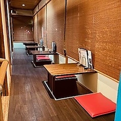 デートに最適な2名用テーブル席を3席ご用意しております。落ち着いた雰囲気の中で、親密な会話を楽しみながら、美味しい料理をお楽しみください。特別な夜を演出します。