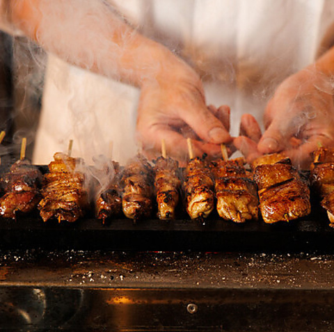 炭火で焼き上げ、柔らかさ・肉汁・濃厚3つを極めたジューシーな絶品焼き鳥をご提供！