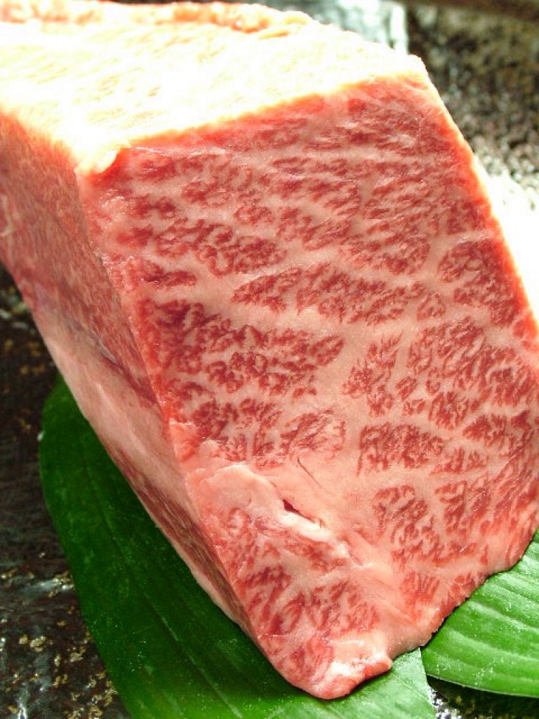 こだわりにこだわり抜いた厳選のお肉はまさに、これぞ極上の霜降り国産黒毛和牛っ！