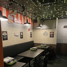 韓国のポチャ（屋台）の雰囲気そのまま！シックな空間で、とろ～り旨辛い絶品韓国料理を。女子会やデートにぴったりのこだわりのテーブル席です。