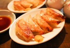 【当店自慢！】カリッと焼きあげた自信のぎょうざ！の写真