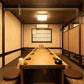 落ち着いた照明が灯る掘りごたつ席。隠れ家のような静かな店内で、足を伸ばして本格的な創作料理をご堪能ください。