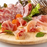 ディナーメニューは約80種類以上。限定メニューもございます。初めてのお客様もお気軽にどうぞ。