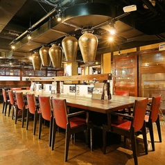 【1名様～2名様向け】仲の良い友人やカップルでのご利用にもおすすめのカウンター席。また、仕事終わりにフラッと立ち寄るにも最適です。