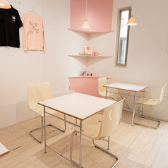 【1階】テーブル席。お友達やご家族と。デートや観光のちょっと一息に。