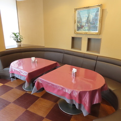 3名様掛けのソファー席を2箇所ご用意しております。当店のメニューは、シェフが丹精込めて作り上げた逸品ばかり。外の風景を眺めながら、心安らぐお食事を楽しめます♪