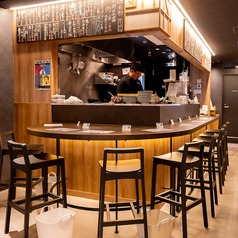 【おひとり様大歓迎】目の前で繰り広げられる料理のライブ感を楽しめるカウンター8席!スタッフの手さばきや美味しい香りを間近で感じられる特等席です。周りを気にせず「自分だけのソロ飲み時間」を満喫するも良し、気軽にお喋りを楽しむも良し。お仕事帰りのサク飲みやふらっと一人飲みにお立ち寄りください♪