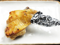 ●手羽先 (1本) Grilled chicken wing salt flavoured】