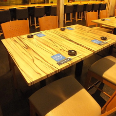 4名テーブル席はご家族でのお食事や仕事帰りにもおすすめ！地下歩行空間直結なので、雨や雪の日にも来店しやすい★
