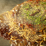 広島の尾道から直接仕入れている製麺を使用。厳選された食材のお好み焼きは絶品。