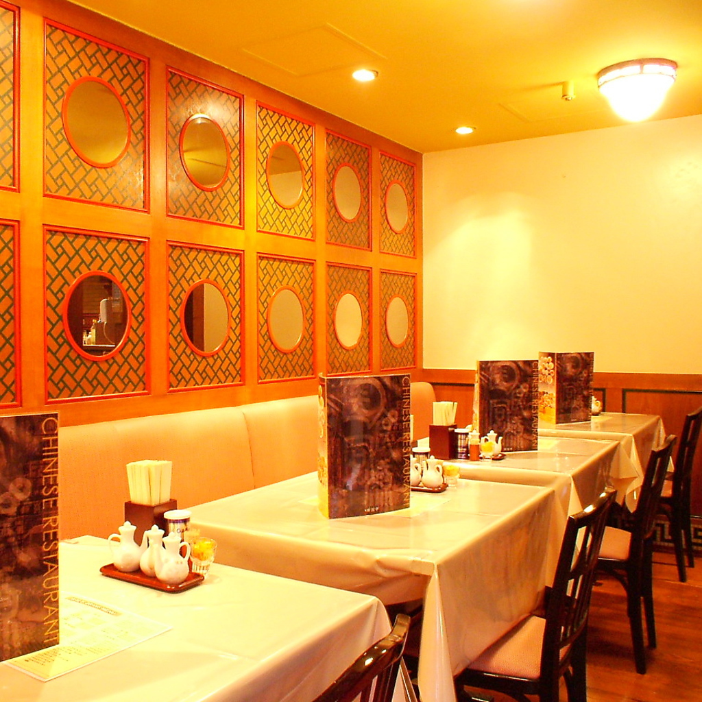 ゆったり座れるベンチシートの席も。まずはランチから来てみて下さいね！