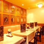 ゆったり座れるベンチシートの席も。まずはランチから来てみて下さいね！