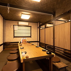 掘りごたつ席は、友人との飲み会や会社の宴会にもぴったり。一体感のある配置で、ごゆっくり美味しいお酒と料理をお楽しみいただけます。