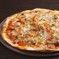 窯焼きで仕上げる極上のピザ！焼き立てアツアツをどうぞ