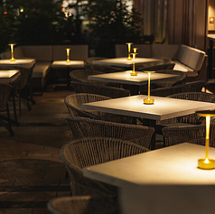 心地よい風が吹き抜けるテラス席で、4名様でのランチやディナーはいかがですか？開放感あふれる空間で、美味しい料理と会話を心ゆくまでお楽しみいただけます。女子会やグループ利用に◎