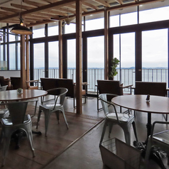  12名様まで着席可能な大型テーブル席は、大人数でのランチやグループでのご利用に最適です◎ 広々とした空間で、ゆったりとお過ごしいただけます。美しい景色を背景に、美味しい料理とドリンクを囲んで、賑やかなひとときをお楽しみください。一体感のある楽しい時間をお約束します♪