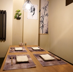 2名様～4名様で利用できるテーブル個室席を完備しております。ご家族や友人とご利用ください。