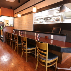 カウンターもご用意しております。おひとり様でのご来店もお待ちしております。
