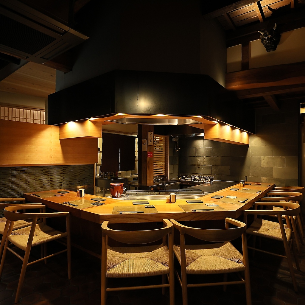 和を印象付ける落ち着いた雰囲気の店内。カウンター席も人気席につきお早めにお問い合わせください。