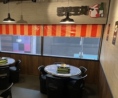 韓国のポチャ（屋台の居酒屋）の雰囲気を味われるテーブル席です。最大１テーブル5名までご案内できます。