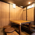 靴を脱いでリラックスできる5名様掛けの掘りごたつ席。仕事終わりの緊張を解きほぐすのに最適です。心温まるひとときをお過ごしください。