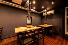 4名様掛けテーブル　※5名様以上の場合は通路を挟んで隣同士のお席となります　