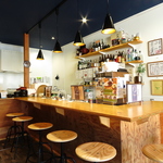 おひとり様での軽食、お友達とのランチ、夜ごはんデートなど幅広くご利用いただけるカウンターあり◎