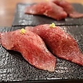 料理メニュー写真 黒毛和牛のにぎり〈霜降り〉（1貫）
