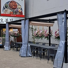 入口エリアにはテラス席もございます！開放的な空間で、本場韓国料理をお楽しみ頂けます。